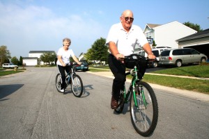 Senioren fahren Fahrrad